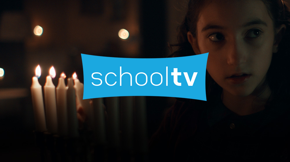 Gezicht van een meisje met kaarsen op de achtergrond