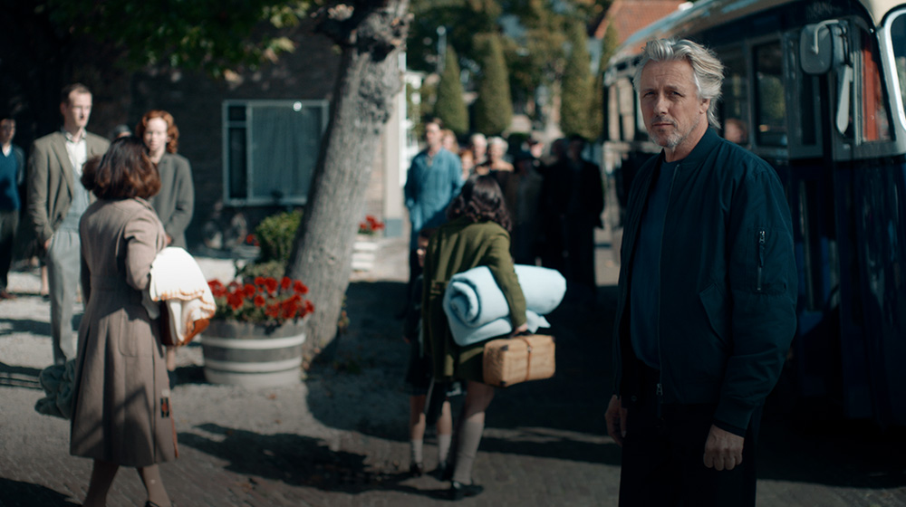 Daan Schuurmans op een pleintje